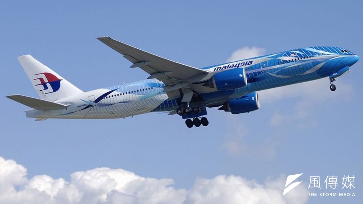 民航機在空中高速飛行,地面航管單位以許多方法追蹤動向,但都有其侷限性。(維基百科) 民航機在空中高速飛行,地面航管單位以許多方法追蹤動向,但都有其侷限性。(維基百科)