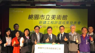 「宏昇營造」拿下桃園「亞洲矽谷新創中心」優先議約權,但卻爆發爭議。曾任民視董事長、「宏昇營造」創辦人郭倍宏(右六)和桃園市長鄭文燦(右五)日前在桃美館評選發表會上同台。(取自桃園市政府網站)
