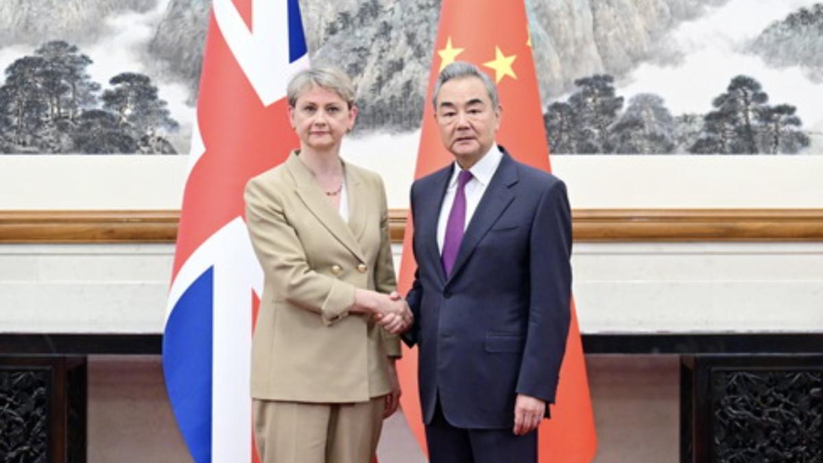 「交流」與「防諜」的兩手策略:英國外交大臣訪問北京,為何帶的是「一次性手機」?