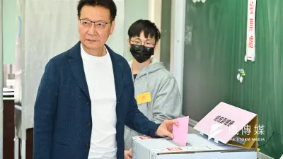 20240113-國民黨副總統候選人趙少康13日至台北市大安國中投票。(陳昱凱攝)