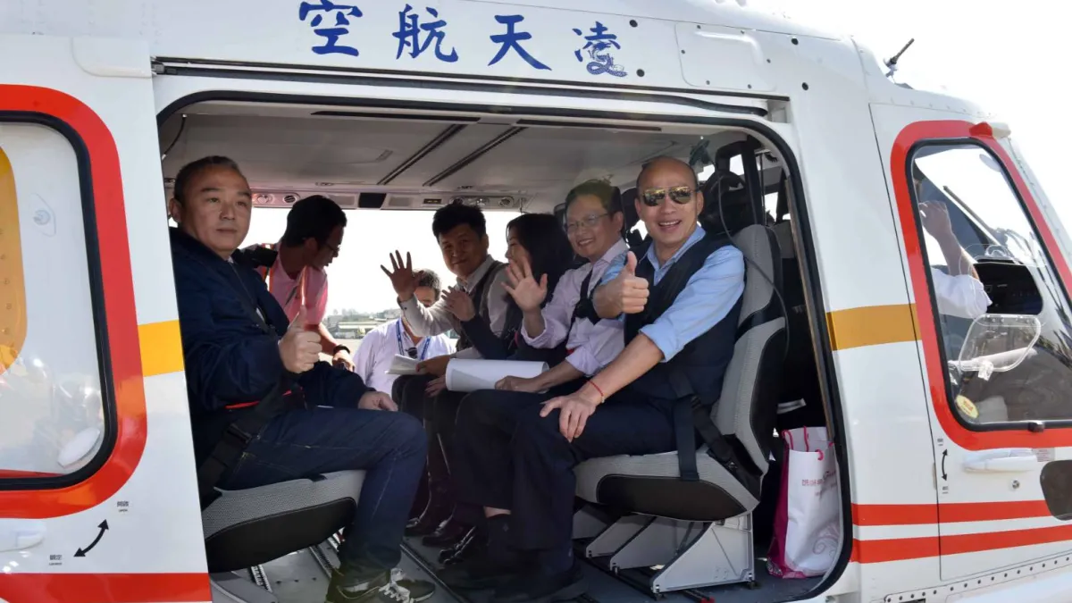 高雄市長韓國瑜今(13日)率水利局長李戎威、新聞局長王淺秋、觀光局長潘恒旭及都發局長林裕益等人搭乘直升機進行高雄愛河考察行程。(高雄市政府提供)