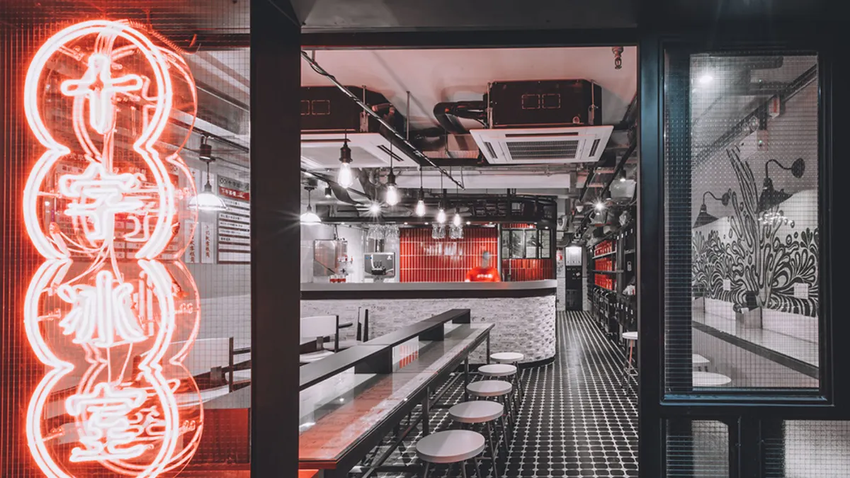 座落於香港西環的十字冰室,使用復古霓虹,就像進入了王家衛電影裡的老香港。(圖/瘋設計提供) 座落於香港西環的十字冰室,使用復古霓虹,就像進入了王家衛電影裡的老香港。(圖/瘋設計提供)
