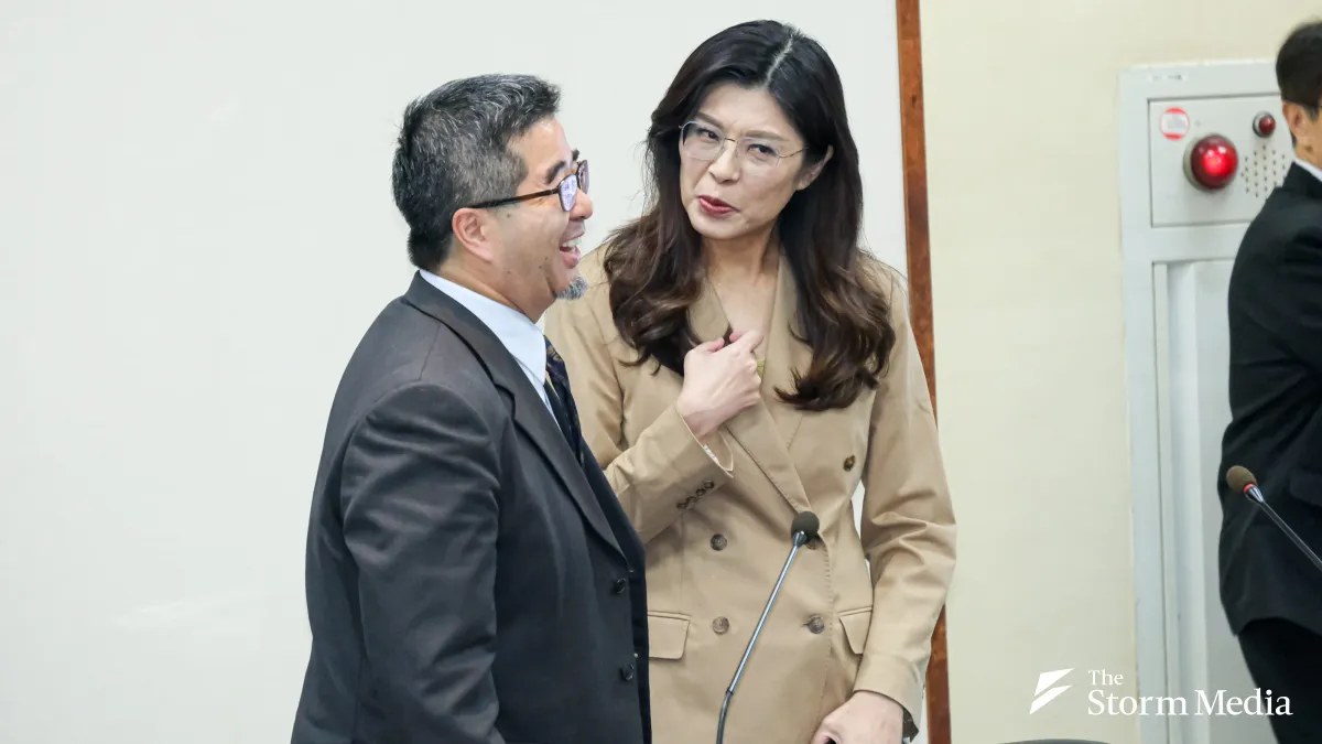 KMT Chairwoman Cheng Li-wen (right) has confirmed the restart of the KMT-CCP Forum, expected to be attended by a delegation led by KMT Vice Chairman Hsiao Hsu-tsen (left). (Photo by Liu Wei-hong)