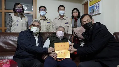 內政部代理部長花敬群致贈賴姓退伍弟兄春節慰問金與禮品。(圖/內政部提供)