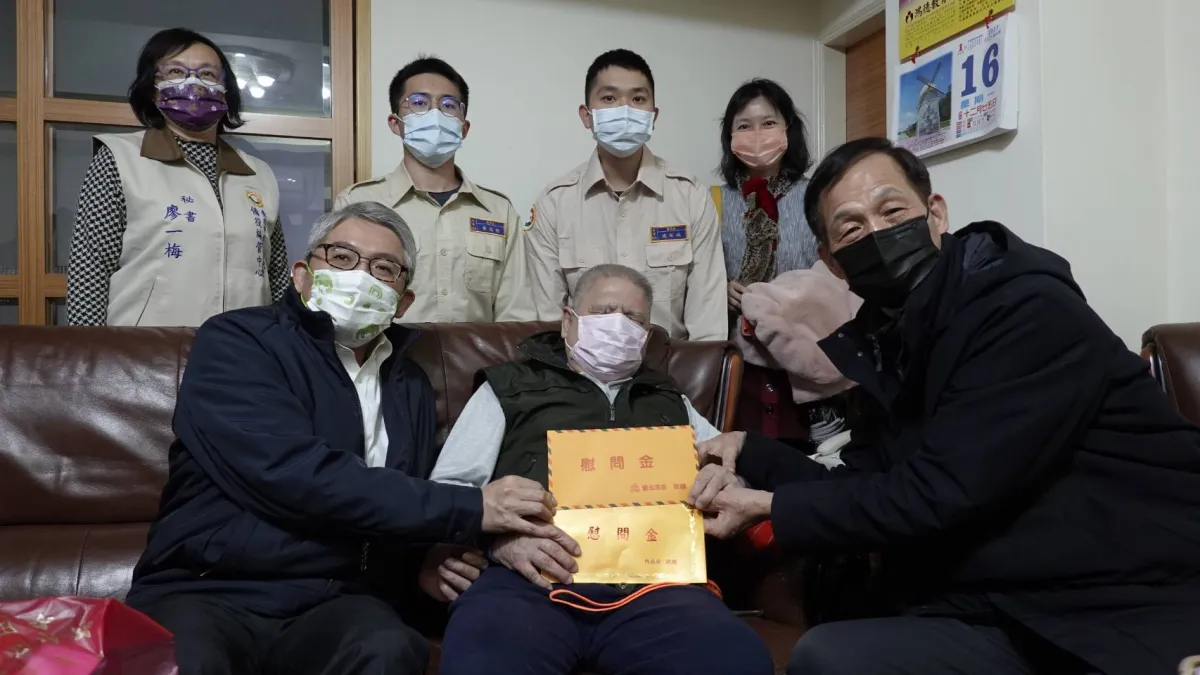 內政部代理部長花敬群致贈賴姓退伍弟兄春節慰問金與禮品。(圖/內政部提供)