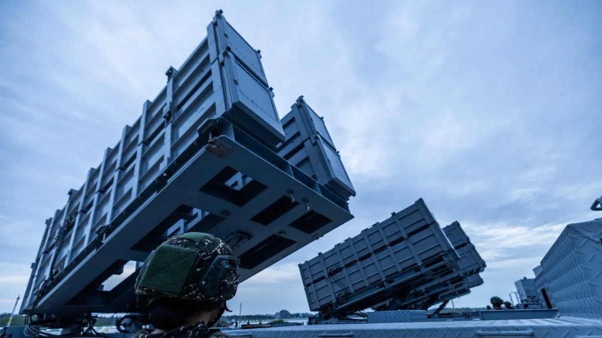 On the fifth day of Han Kuang Exercise 42, Hsiung Feng missile launcher vehicles were forward-deployed to Penghu for the first time for positioning drills. (Provided by the Ministry of National Defense)