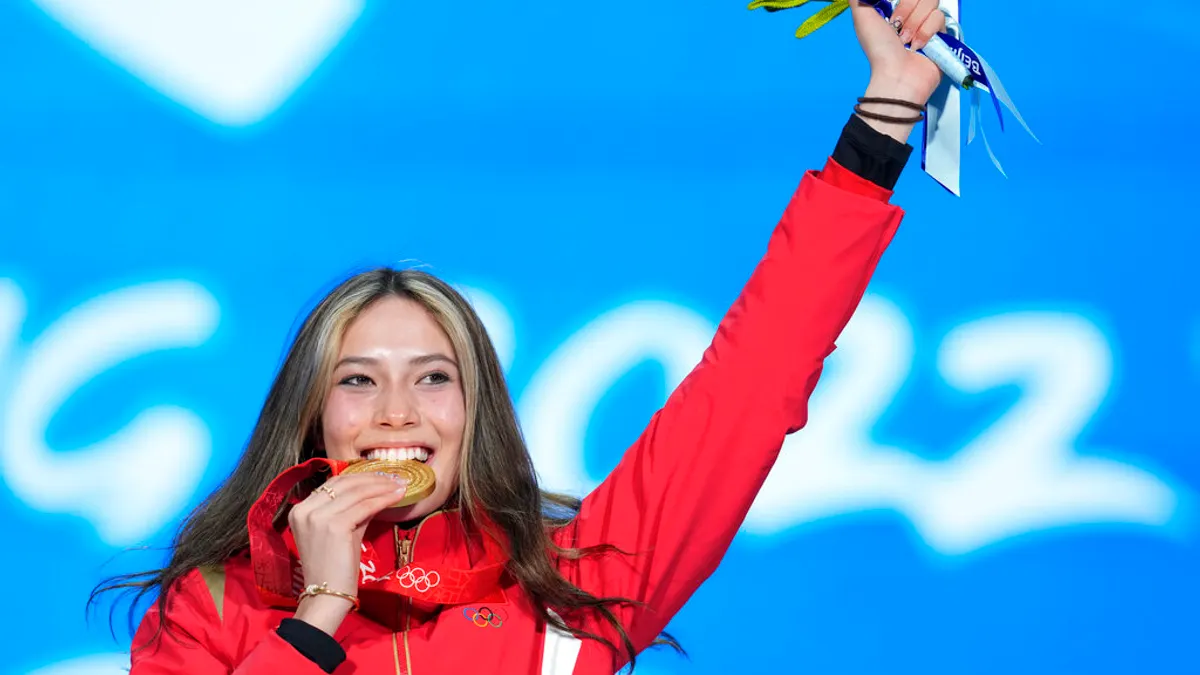 在美國長大並接受訓練、但決定代表中國參加冬奧會的谷愛凌(Eileen Gu)。(美聯社)