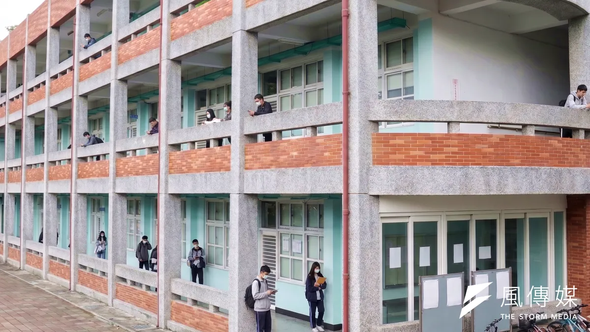 在校園間,處理師生衝突的方式走向制度化、行政程序,卻造成教師面對學生作為選擇視而不見、隱忍。(示意圖/AI生成)