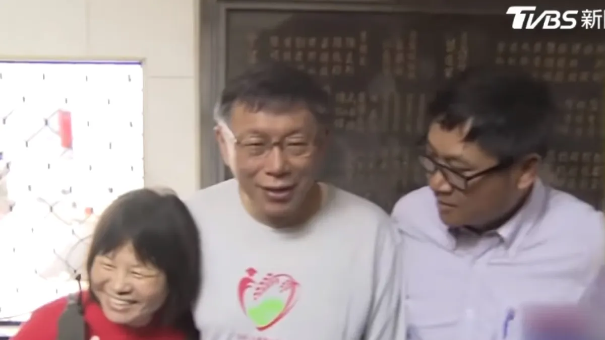 台北市長柯文哲21日上午出席「北投割稻趣」活動,屏東縣議員蔣月惠突然現身,吸引大批媒體搶拍。(截圖自tvbs新聞台)