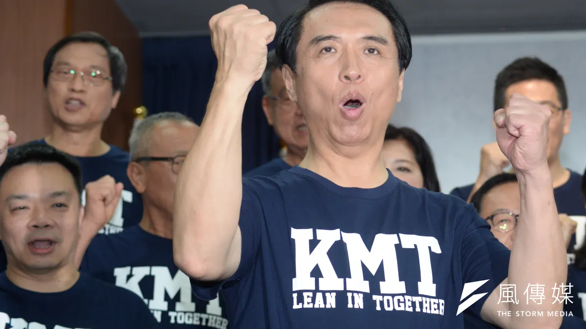 國民黨桃園市長參選人陳學聖(圖)對選情回溫有信心,認為鄭文燦提出機捷降價10元是政治利多,諷刺綠營開始慌張。(甘岱民攝)