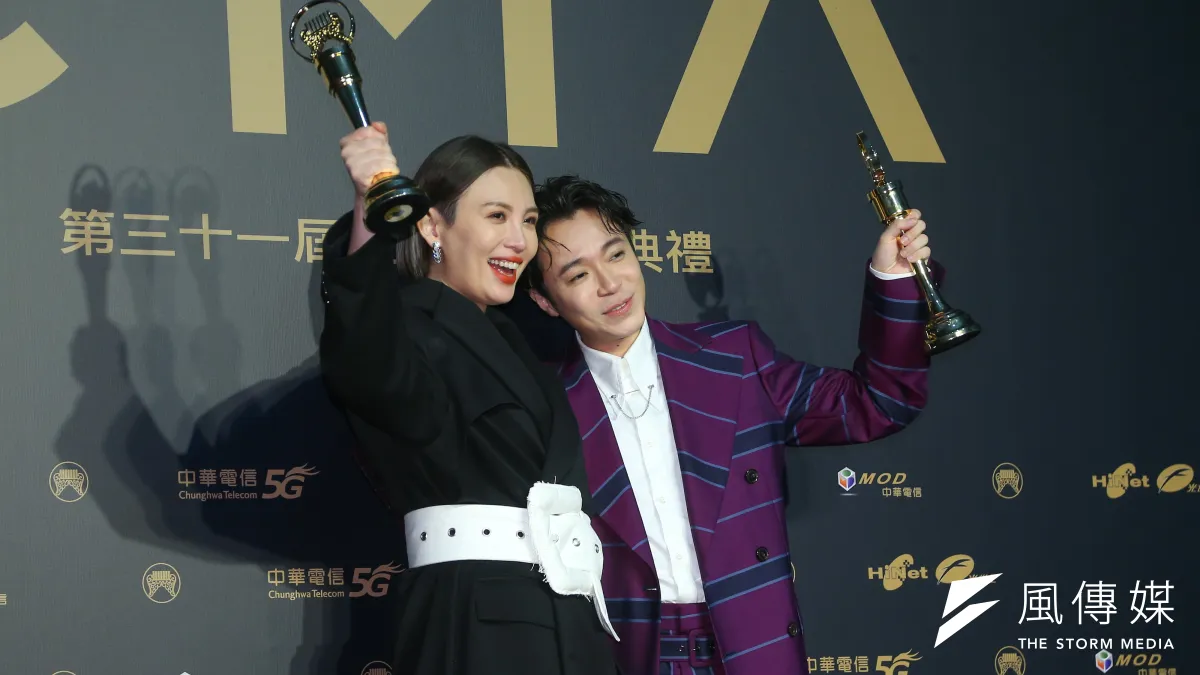 202001003-第31屆金曲獎,最佳國語女歌手獎魏如萱、最佳國語男歌手獎吳青峰。(顏麟宇攝)