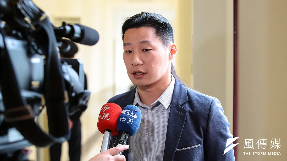 時代力量立委林昶佐於國防委員會外接受媒體訪問。(顏麟宇攝) 時代力量立委林昶佐於國防委員會外接受媒體訪問。(顏麟宇攝)