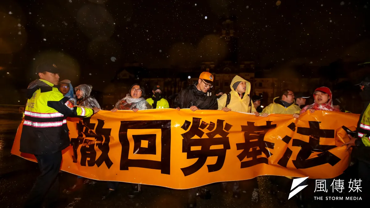 台北市警局8日凌晨4點15分,針對府前靜坐的時代力量立委及助理,實施保護帶離,並清空府前廣場。(顏麟宇攝)