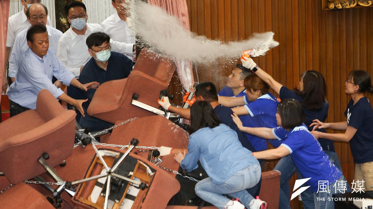 藍委發動占領議場,民進黨主席特助洪耀南今(29)日在臉書發文酸「這場19小時運動,應該命名為『曇花』,」並標注周邊商品「花雕酒」。(顏麟宇攝) 藍委發動占領議場,民進黨主席特助洪耀南今(29)日在臉書發文酸「這場19小時運動,應該命名為『曇花』,」並標注周邊商品「花雕酒」。(顏麟宇攝)