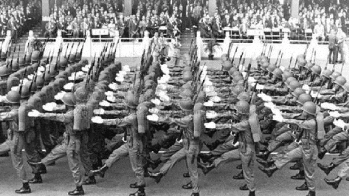2003年國軍以「健康因素」廢除了閱兵典禮中的踢正步,儘管隨後長庚醫院研究踢正步不影響健康,但卻沒辦法從歷史當中復活。(作者提供)