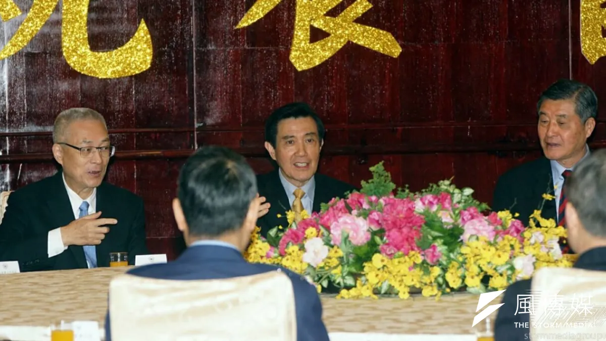 副總統吳敦義(左起)、總統馬英九與國安會秘書長高華柱等人11日上午前往國防部參加新春餐會,這也是他們首次進入新大樓視察。(蘇仲泓攝)