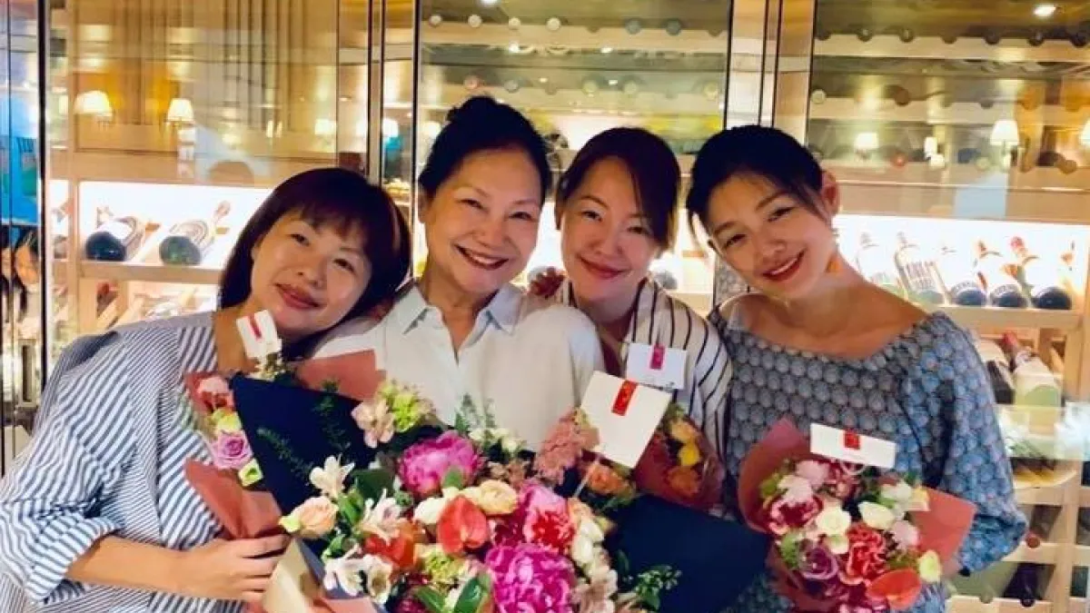S媽與三個女兒的感情如膠似漆。(圖/翻攝自FB)