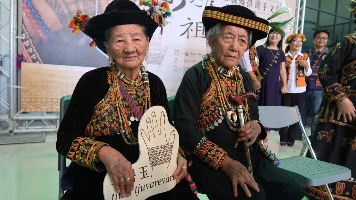88歲的手文耆老李碧玉(左)與87歲的賴金蘭(右)。(圖/屏東縣政府文化處提供)
