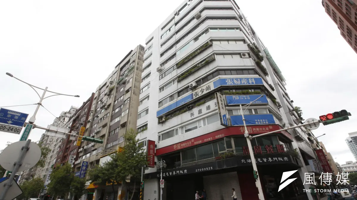 國壽施工,大樓其他住戶擔心房價會因開設診所下跌而積極串連抵制。(郭晉瑋攝)