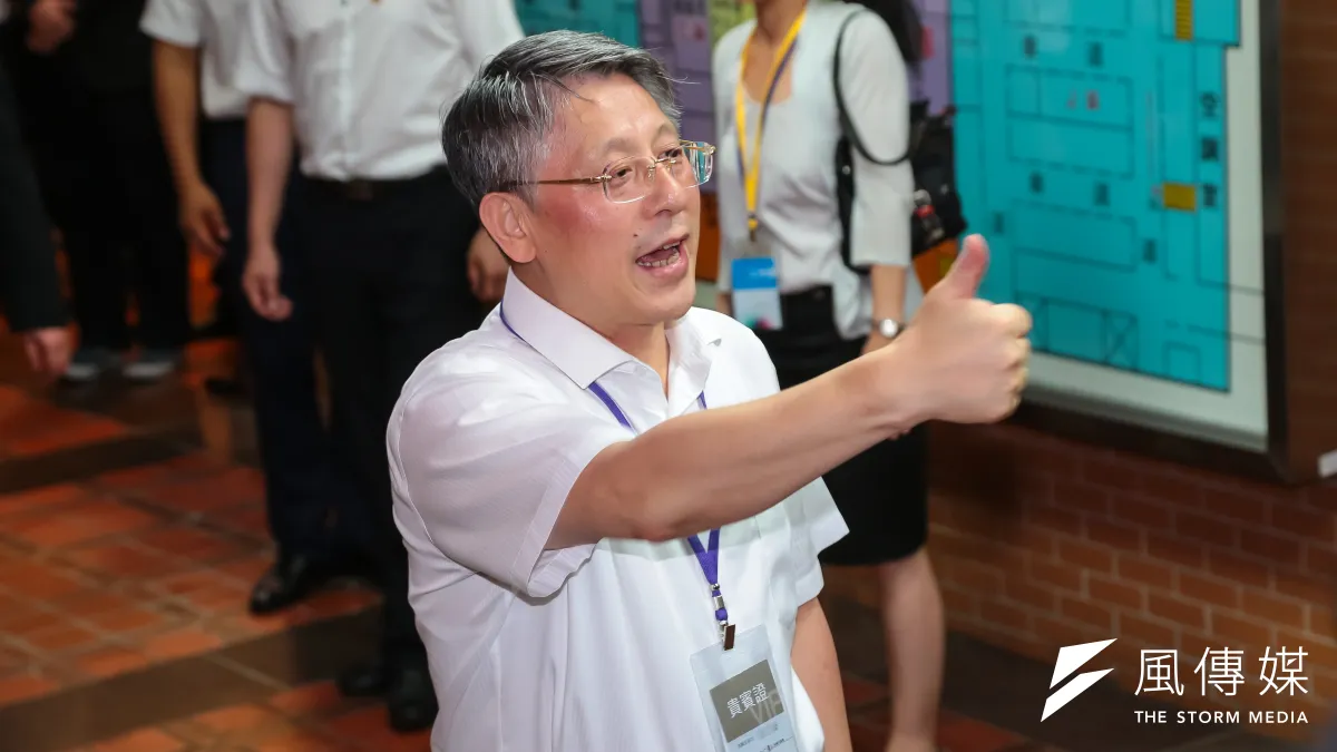 上海市委常委兼統戰部長沙海林22日於雙城論壇歡迎晚宴走向媒體接受訪問,突然高喊「通讚、雄讚,我的發音不標準」。(顏麟宇攝)
