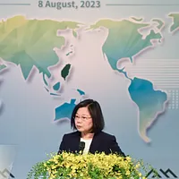 作者認為,總統蔡英文(見圖)一面高調推動「新南向政策」和與美國簽署「21世紀貿易倡議」等,卻有意無意的製造兩岸摩擦。(資料照,陳昱凱攝) 作者認為,總統蔡英文(見圖)一面高調推動「新南向政策」和與美國簽署「21世紀貿易倡議」等,卻有意無意的製造兩岸摩擦。(資料照,陳昱凱攝)