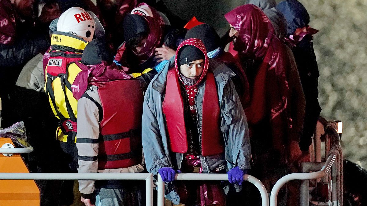 2021年11月24日,英吉利海峽發生偷渡移民橡皮艇翻覆慘劇(AP) 2021年11月24日,英吉利海峽發生偷渡移民橡皮艇翻覆慘劇(AP)