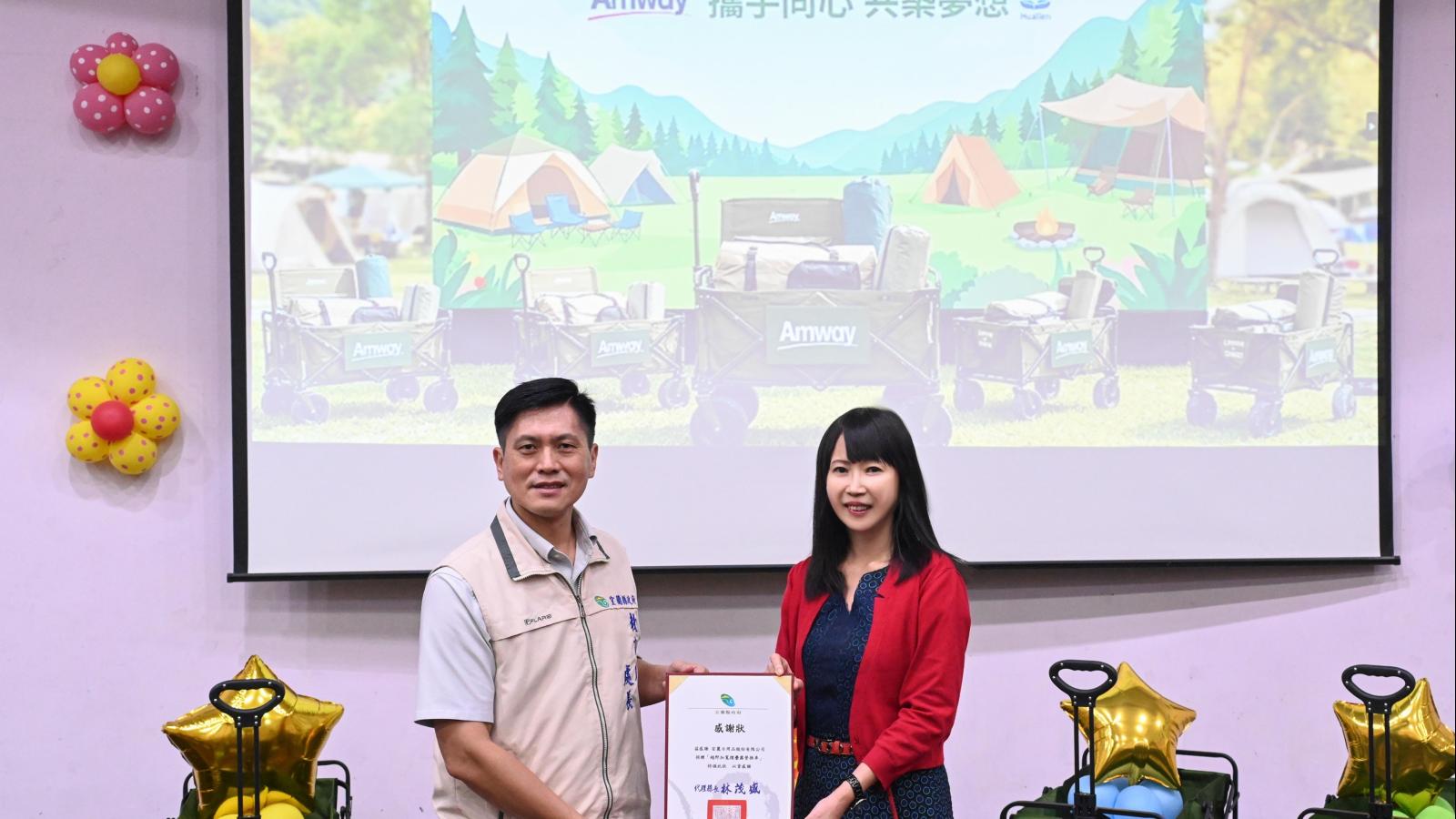 安麗教師節前送愛偏鄉 近6千台推車進駐850所學校替第一線老師減輕搬運負擔