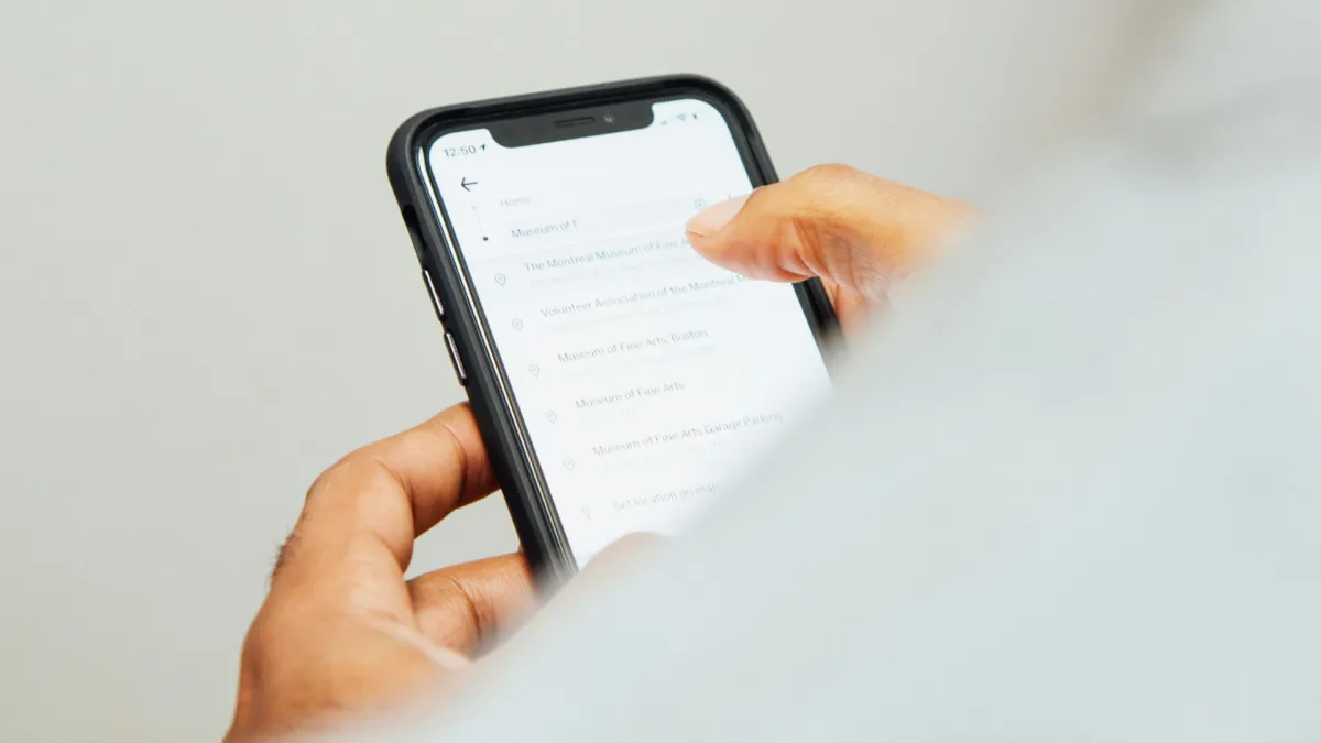 日本智慧型手機市場仍由 iPhone 穩居主流。(圖/取自unsplash)