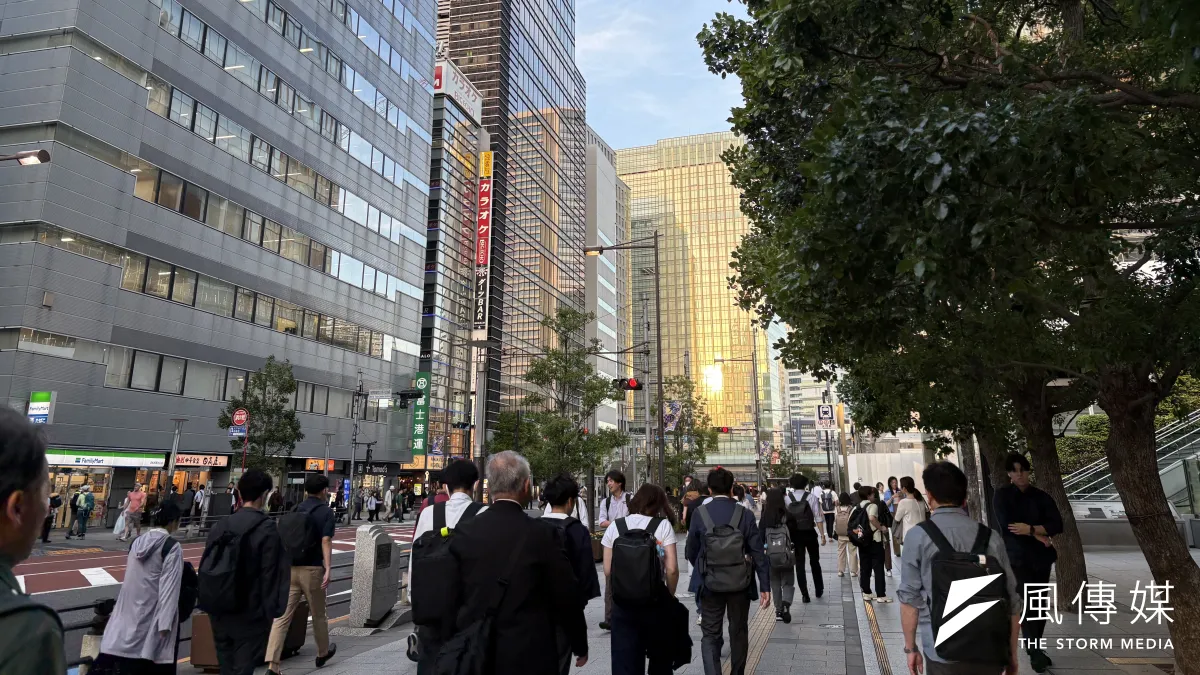 日本濱松町上班族下班時刻。