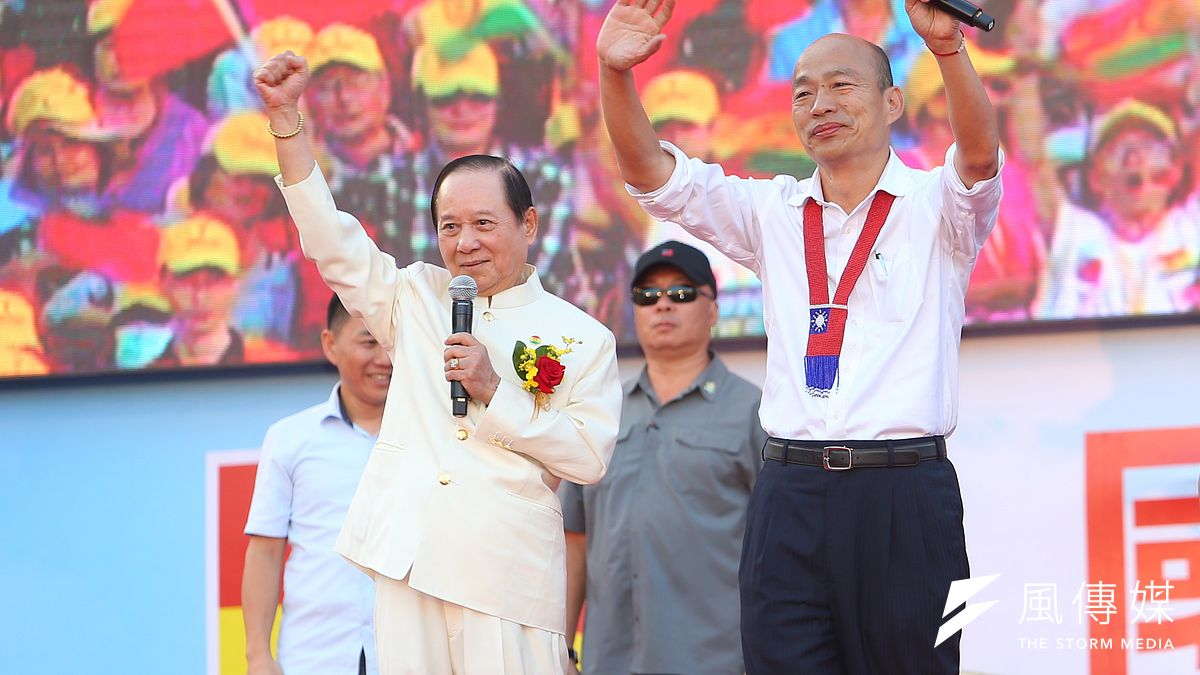 國民黨總統參選人韓國瑜(右)、國會政黨聯盟主席悟覺妙天禪師(左)2日出席國會政黨聯盟建黨周年大會。(顏麟宇攝) 國民黨總統參選人韓國瑜(右)、國會政黨聯盟主席悟覺妙天禪師(左)2日出席國會政黨聯盟建黨周年大會。(顏麟宇攝)