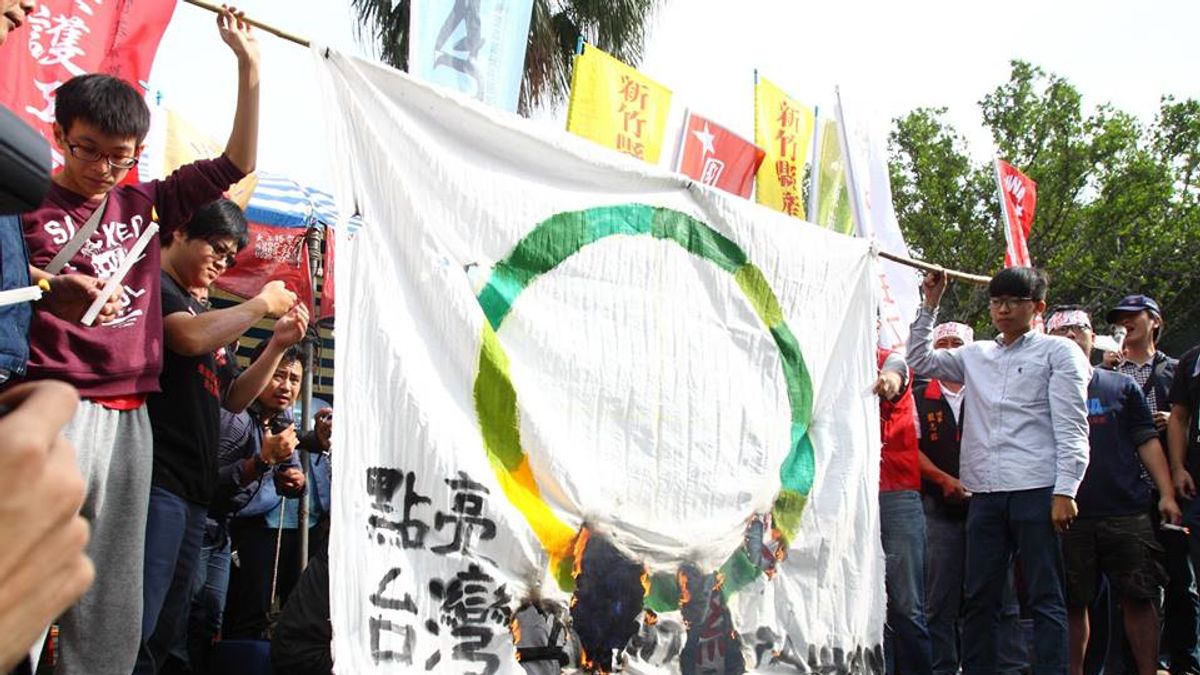 由民間團體組成的「工人鬥總統連線」,有人以絕食抗議民進黨所提的《勞基法》修法案,爭取7天假。(取自2016工人鬥總統臉書) 由民間團體組成的「工人鬥總統連線」,有人以絕食抗議民進黨所提的《勞基法》修法案,爭取7天假。(取自2016工人鬥總統臉書)