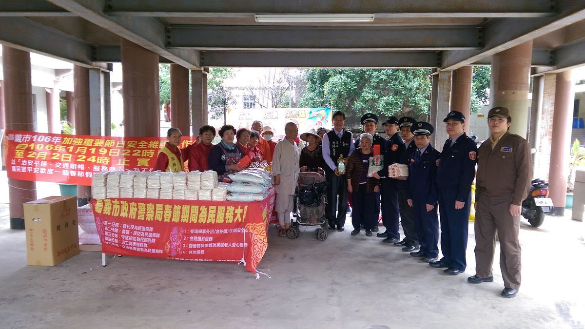 關懷弱勢 警方、民間團體送白米過好年 關懷弱勢 警方、民間團體送白米過好年