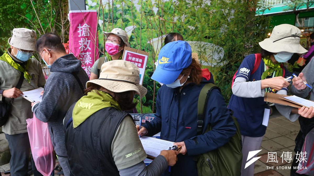 藻礁公投連署工作小組表示,11日晚收到3萬4332份、累計已達67萬8437份。圖為參與藻礁公投連署民眾。(資料照,顏麟宇攝) 藻礁公投連署工作小組表示,11日晚收到3萬4332份、累計已達67萬8437份。圖為參與藻礁公投連署民眾。(資料照,顏麟宇攝)