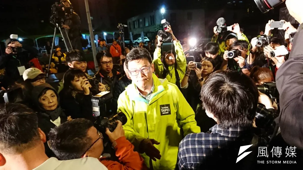姚文智 (中)兌現諾言,表示不會接受任何政治職務。(林瑋豐攝)