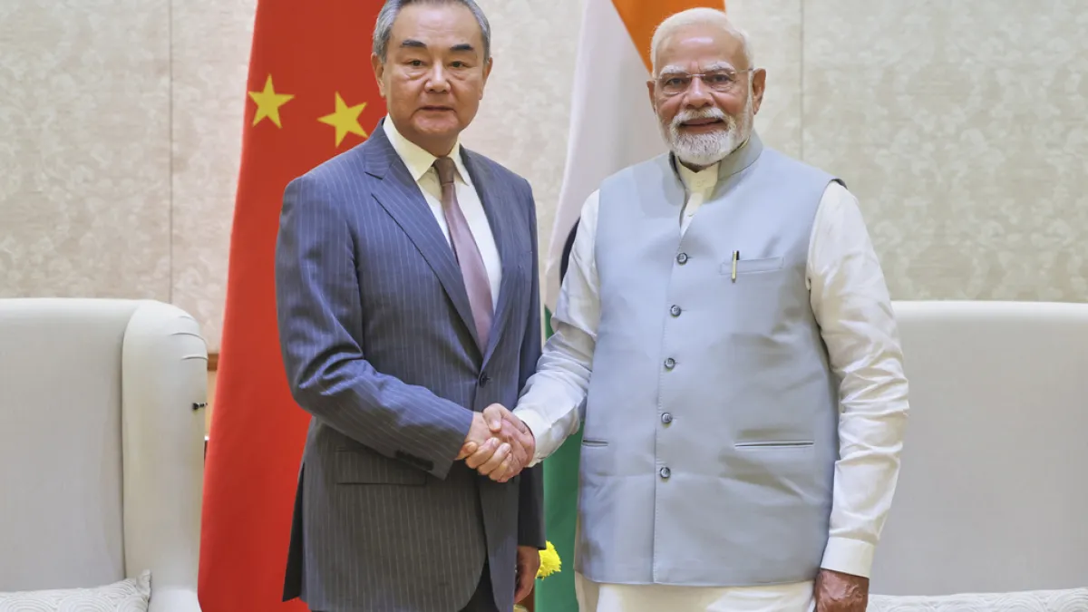 2025年8月19日。印度總理莫迪(Narendra Modi)與中國外交部長王毅握手。(AP)