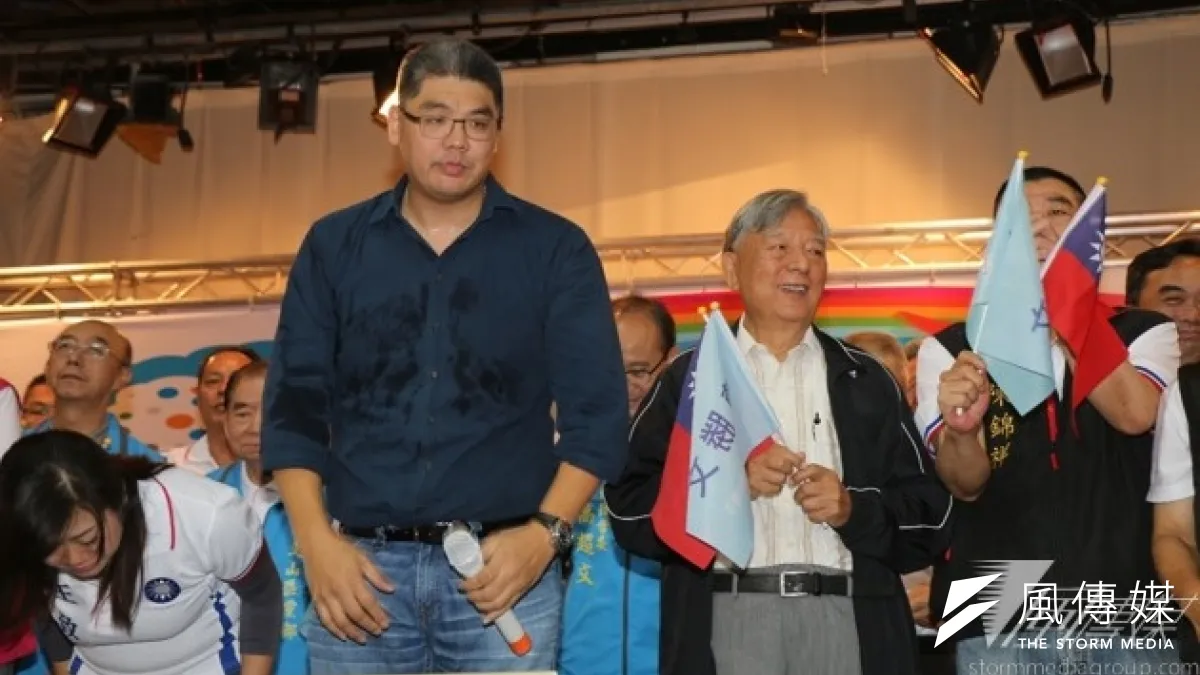 連勝文(右三)25日出席文山區後援會成立大會,前台北市長黃大洲(右二)也現身力挺。(張文馨攝)