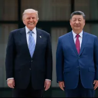2026年5月15日,中國北京,美國總統川普與中國國家主席習近平在中南海花園參訪期間合影。(美聯社) 2026年5月15日,中國北京,美國總統川普與中國國家主席習近平在中南海花園參訪期間合影。(美聯社)