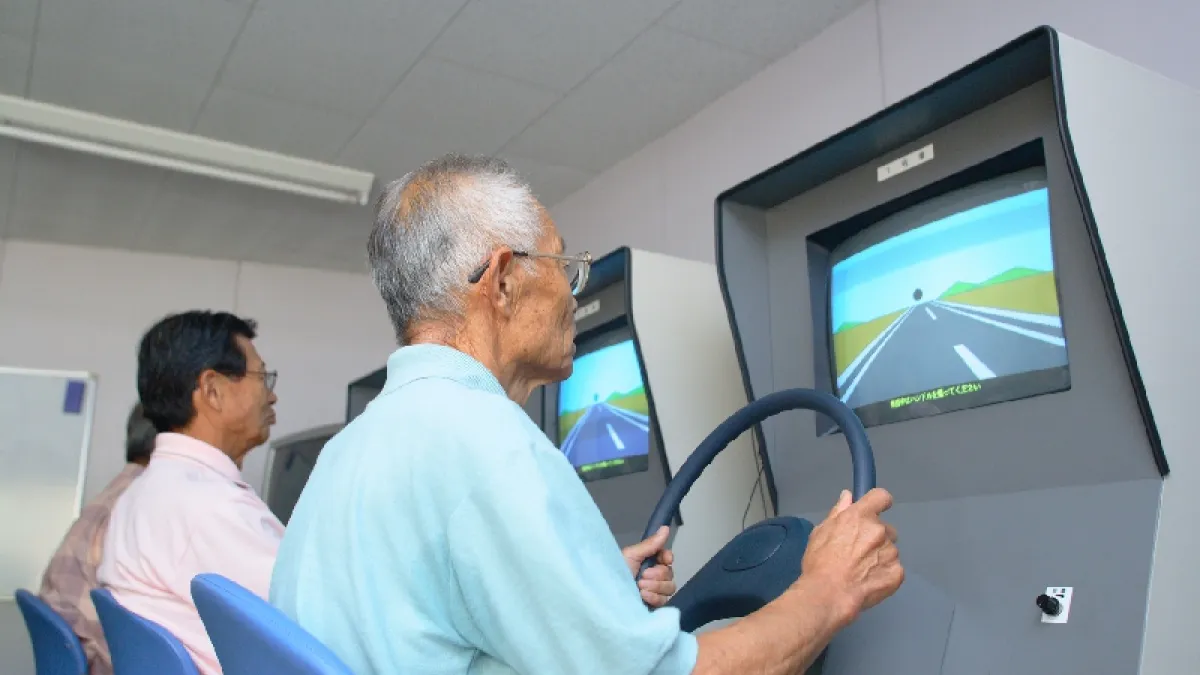 日本規定駕駛人更換駕照時若已逾70歲,必須接受講習。若逾75歲,還需接受注意力、記憶力的簡易測驗,才能更換駕照(照片中人物與新聞無關)。(長崎縣佐世保市自動車學校)