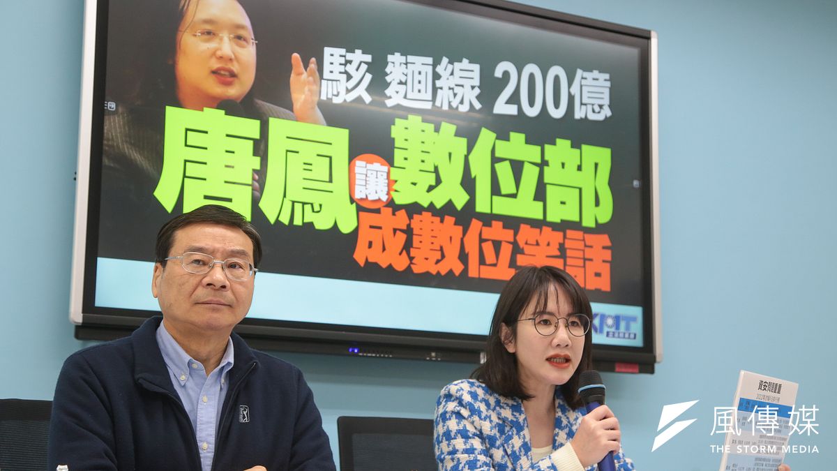 國民黨立委謝衣鳳(右)、總召曾銘宗(左)2日召開「駭、麵線、200億,唐鳳讓數位部成數位笑話」記者會。(顏麟宇攝) 國民黨立委謝衣鳳(右)、總召曾銘宗(左)2日召開「駭、麵線、200億,唐鳳讓數位部成數位笑話」記者會。(顏麟宇攝)