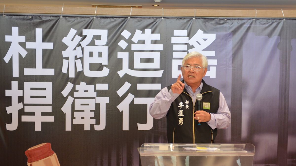 雲林縣長李進勇今(26)日在簡承佑與柳柏帆律師的陪同下召開「杜絕造謠 捍衛行政」記者會,表達對於惡意造謠散播者決不姑息。(圖/雲林縣政府提供) 雲林縣長李進勇今(26)日在簡承佑與柳柏帆律師的陪同下召開「杜絕造謠 捍衛行政」記者會,表達對於惡意造謠散播者決不姑息。(圖/雲林縣政府提供)