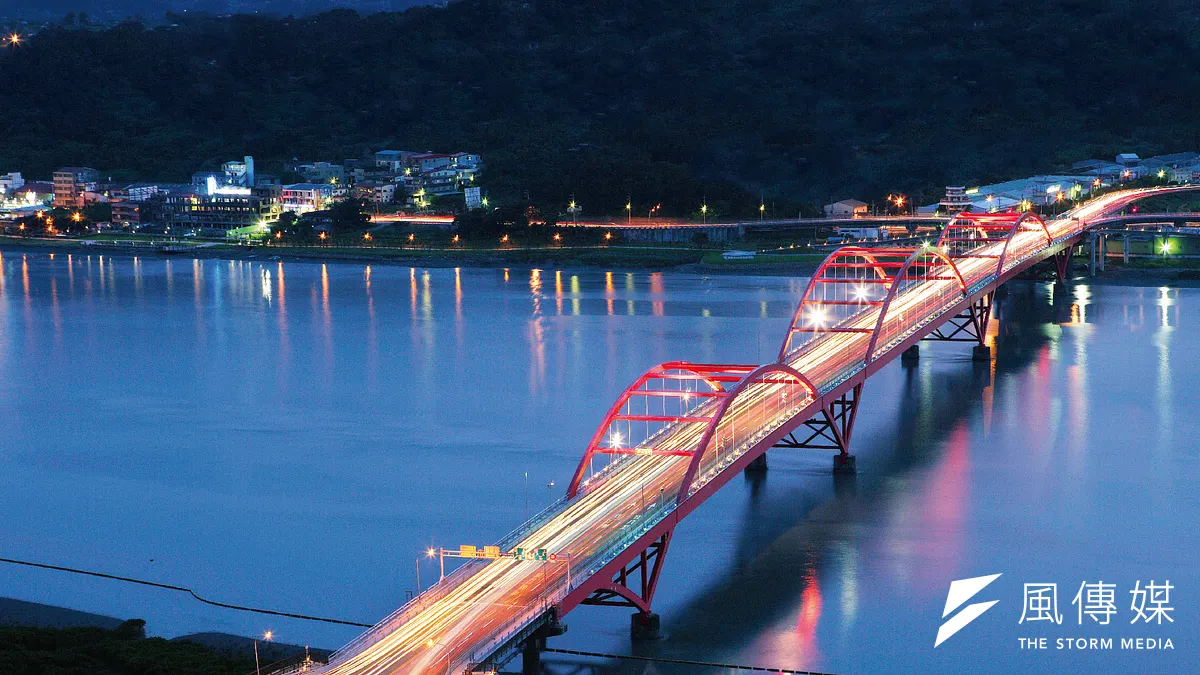 從八里經由關渡大橋,透過台 64 線、61 線,到台北市中心或桃園國際機場,開車只需要30分鐘。(圖/富比士地產王提供)