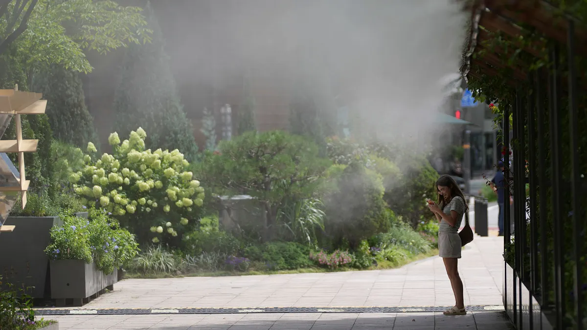 隨著氣候變遷,台灣面臨的極端高溫頻率正逐年增加,導致國民健康風險提升。立法院交通委員會近期針對《氣象法》修正案進行討論,計畫將高溫正式納入災害天氣,未來相關單位有望依據發布的「高溫特報」,研擬實施國人期待已久的高溫假;此外根據根據1111人力銀行今年的調查顯示,近9成的民眾支持高溫假。(美聯社) 隨著氣候變遷,台灣面臨的極端高溫頻率正逐年增加,導致國民健康風險提升。立法院交通委員會近期針對《氣象法》修正案進行討論,計畫將高溫正式納入災害天氣,未來相關單位有望依據發布的「高溫特報」,研擬實施國人期待已久的高溫假;此外根據根據1111人力銀行今年的調查顯示,近9成的民眾支持高溫假。(美聯社)