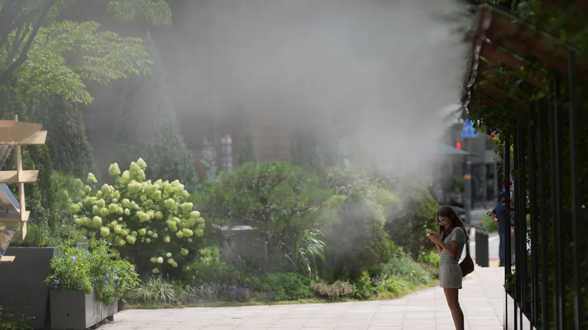 隨著氣候變遷,台灣面臨的極端高溫頻率正逐年增加,導致國民健康風險提升。立法院交通委員會近期針對《氣象法》修正案進行討論,計畫將高溫正式納入災害天氣,未來相關單位有望依據發布的「高溫特報」,研擬實施國人期待已久的高溫假;此外根據根據1111人力銀行今年的調查顯示,近9成的民眾支持高溫假。(美聯社)