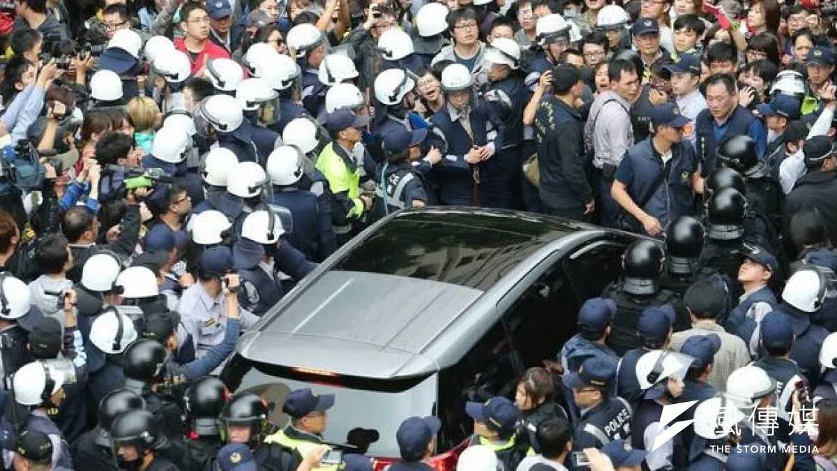 反核群眾29日下午包圍立法院,阻擋立委盧嘉辰座車。(吳逸驊攝)