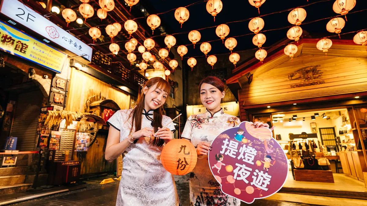 6月21日より毎週土・日に予約制の「百人提灯ナイトツアー」を開催。参加者には限定記念品をプレゼント。(写真/新北市政府観光旅遊局提供) 6月21日より毎週土・日に予約制の「百人提灯ナイトツアー」を開催。参加者には限定記念品をプレゼント。(写真/新北市政府観光旅遊局提供)