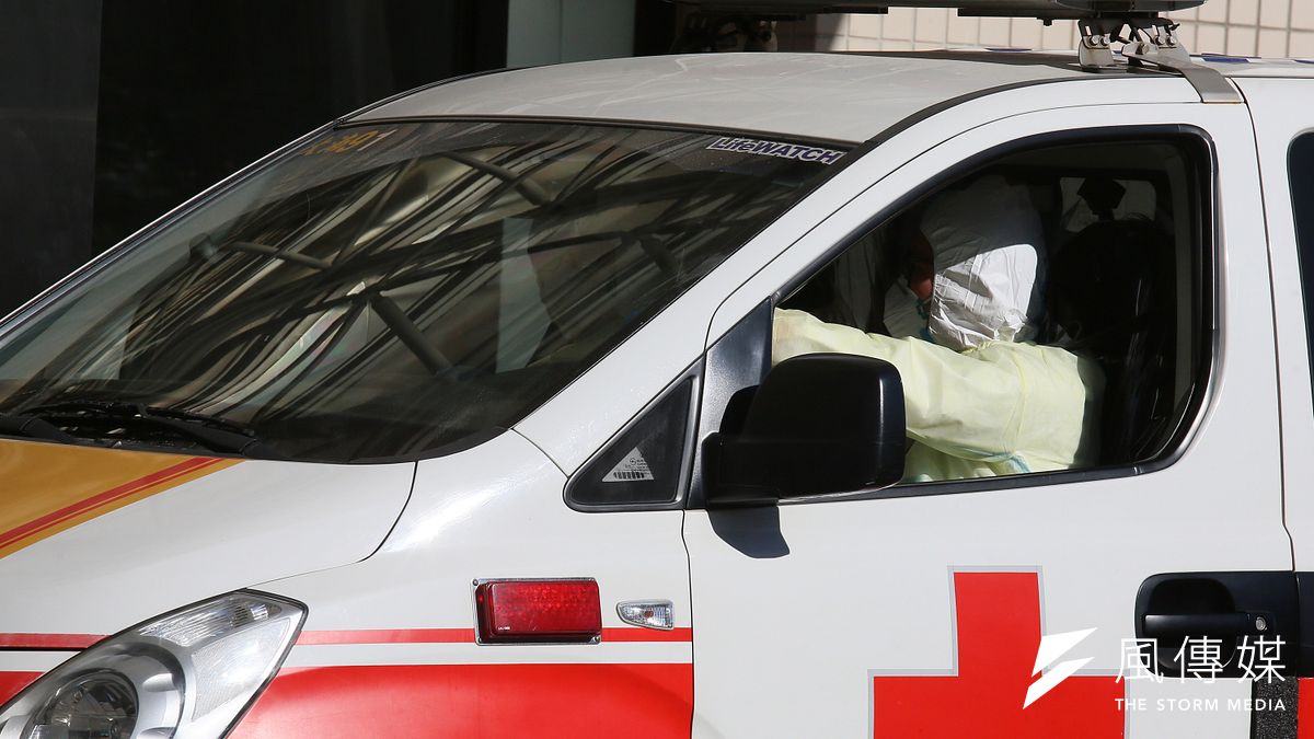 本土疫情嚴峻,年齡大於60歲的長者中有33.9%為重症,重症人數比例仍相當高,病患就醫示意圖,與新聞個案無關。(資料照,柯承惠攝) 本土疫情嚴峻,年齡大於60歲的長者中有33.9%為重症,重症人數比例仍相當高,病患就醫示意圖,與新聞個案無關。(資料照,柯承惠攝)