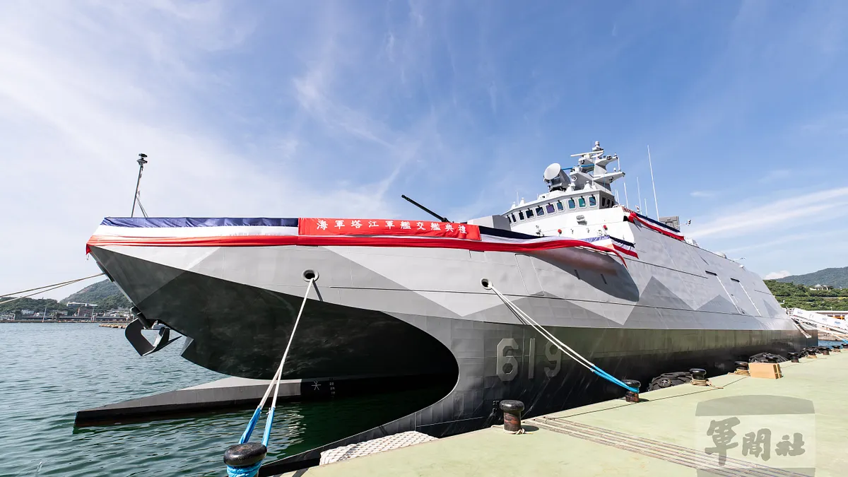 國防部長邱國正表示,塔江艦順利交艦,象徵我國海軍戰力邁向新里程碑,以及推動國防自主的成果。(取自軍聞社)