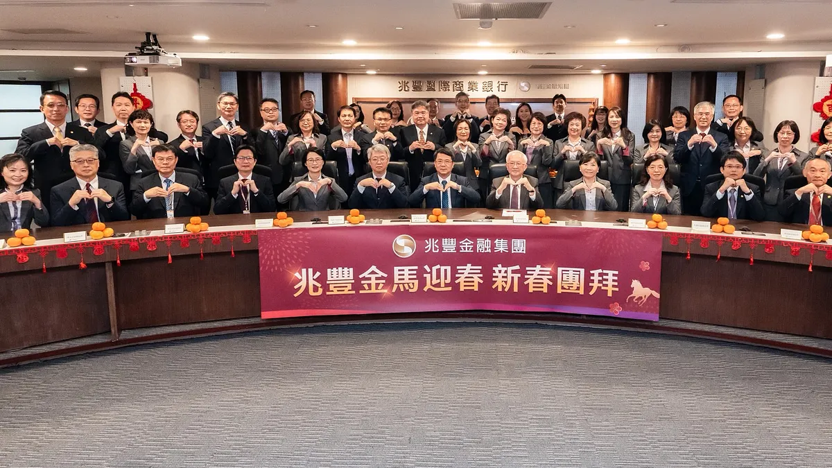 兆豐金控23日舉行開工新春團拜,兆豐金控暨兆豐銀行董事長董瑞斌(前排右5)率領兆豐金控總經理張傳章(前排右6)等高階主管們,透過視訊方式向各子公司、銀行海內外分行等同仁們恭賀新喜。(兆豐金控提供)