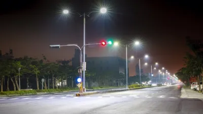 台中市政府建設團隊秉持高效服務理念,迅速完成修復作業,確保路燈明亮守護市民。(圖/台中市政府建設局提供)