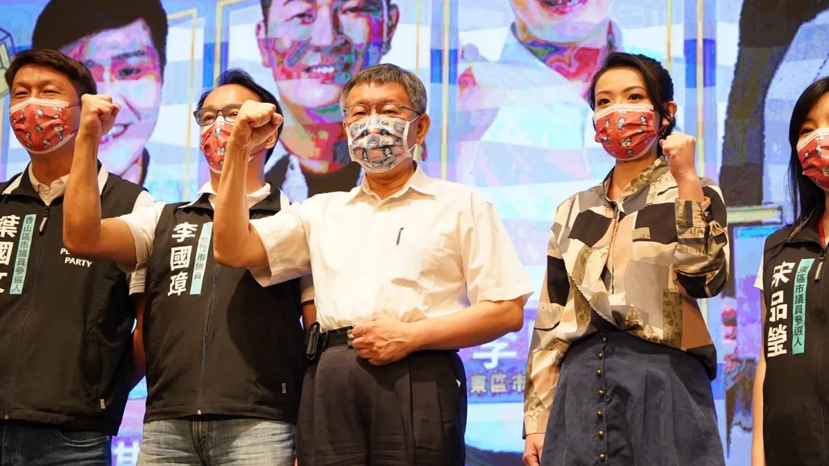 民眾黨主席、台北市長柯文哲(中)出席新竹市長提名記者會,為市長候選人高虹安(右)站台。(高虹安辦公室提供)